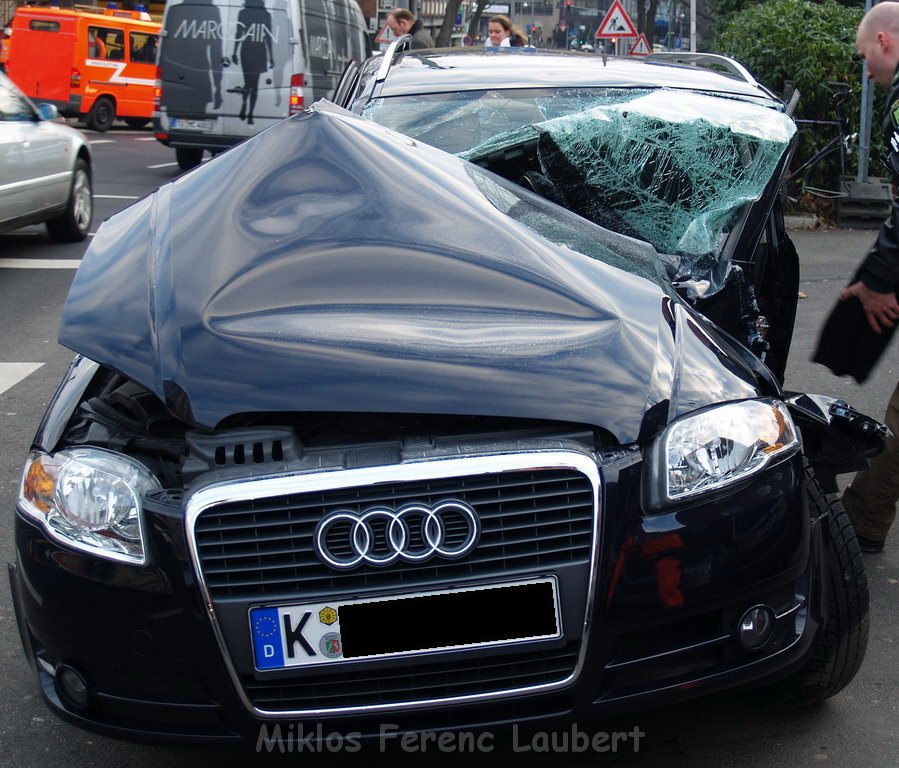 VU PKW KVB Bahn Koeln Heumarkt Augustinerstr    P68.JPG